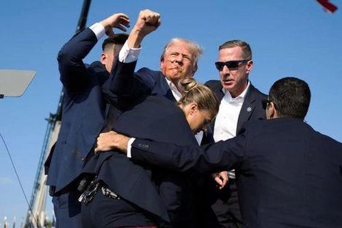 Bức ảnh chụp ông Trump bị ám sát hụt giành giải Pulitzer