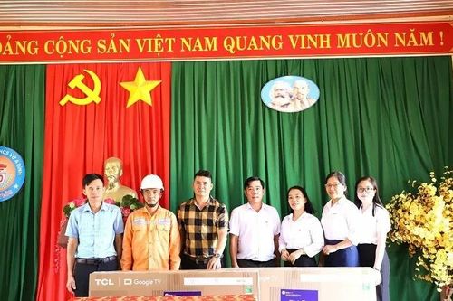 Nữ công PC Đắk Nông trao tặng tivi cho các trường học