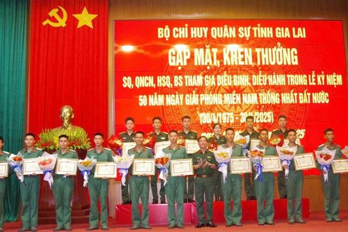 Khen thưởng cán bộ, chiến sĩ tham gia lễ kỷ niệm 50 năm Ngày Giải phóng miền Nam