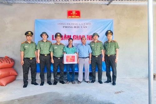 Bàn giao nhà tình nghĩa cho hộ nghèo xã Huổi Luông