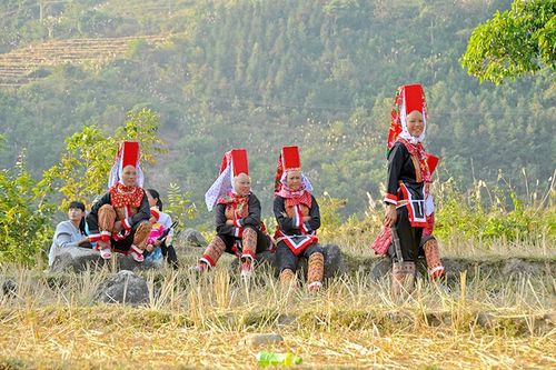 Rực rỡ sắc màu trên trang phục phụ nữ Dao Thanh Phán