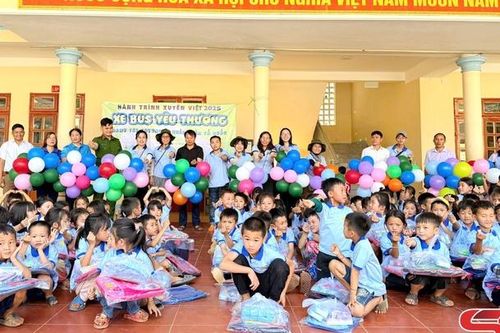 Tặng quà cho học sinh có hoàn cảnh khó khăn vùng cao