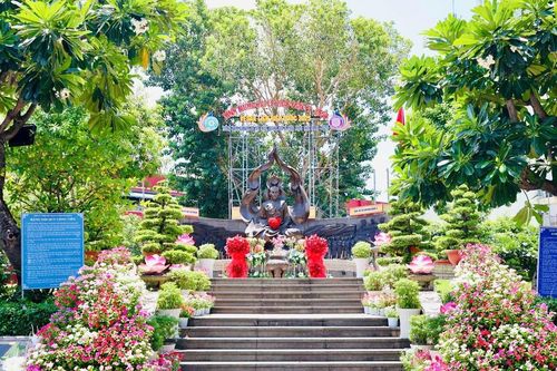 Công viên tượng đài Bồ-tát Thích Quảng Đức và các tự viện Q.3, Q.10 rộn ràng mừng Phật đản
