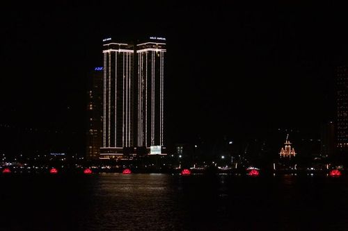 Đà Nẵng: Lễ khai mạc thắp sáng 7 đóa sen và diễu hành thuyền hoa trên sông Hàn