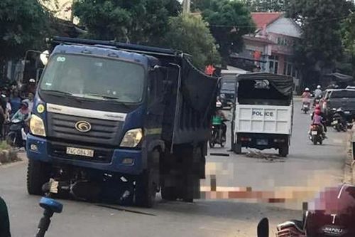 Quảng Trị: Xe tải va chạm xe máy ở nút giao, hai người thương vong