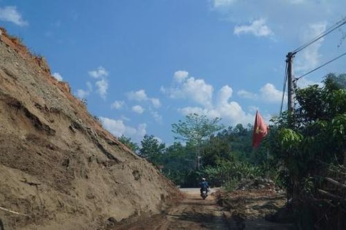 Thông xe tạm tuyến đường nối TP Bắc Kạn - Ba Bể sau sạt lở nghiêm trọng