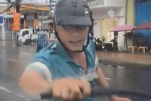 Người đi xe máy chặn đầu, phá hoại ô tô trên đường phố Cần Thơ
