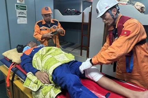 Cứu nạn trên biển: Hàng trăm người thoát hiểm trong gang tấc