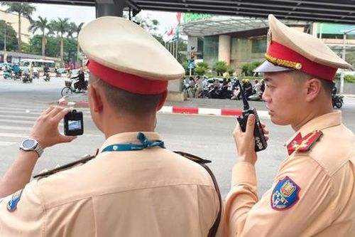 Hàng loạt xe máy đi ngược chiều, leo vỉa hè bị CSGT ghi hình phạt nguội
