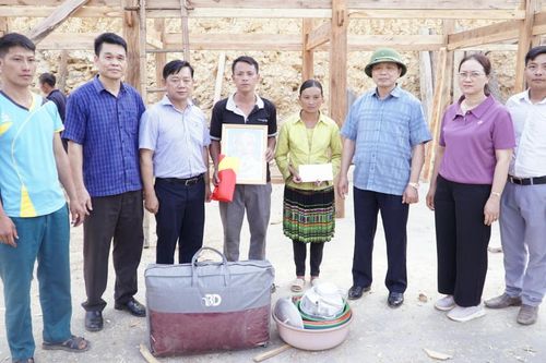 Phó Bí thư Thường trực Tỉnh ủy Triệu Đình Lê kiểm tra công tác hỗ trợ xóa nhà tạm, nhà dột nát tại huyện Bảo Lạc