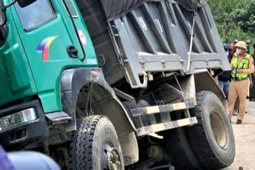 Xót xa nam sinh lớp 12 tử vong sau va chạm với xe tải