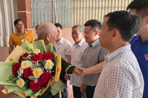 Ngày về của cựu binh đi xe máy vượt 1.300 km xem kỷ niệm 50 năm thống nhất nước