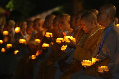 Hoa đăng sáng rực rỡ trong đêm mừng Đại lễ Vesak 2025