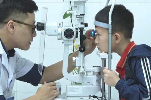 Vì sao nên đưa trẻ đi khám mắt trước khi vào lớp 1?