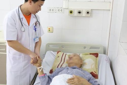 Giành sự sống trong gang tấc cho cụ ông 85 tuổi bị vỡ phình động mạch chủ bụng