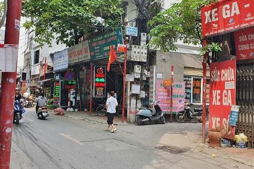 Nam thanh niên nghi 'ngáo đá' chém nhiều người đi đường ở Hà Nội