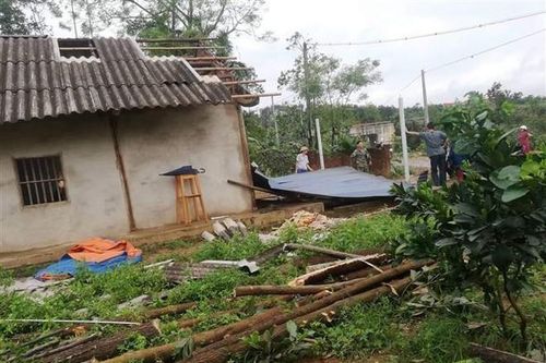 Một người bị thương nặng, hơn 100 ngôi nhà bị tốc mái do dông lốc