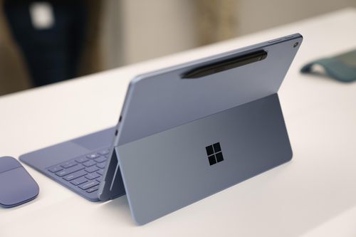 Microsoft ra mắt máy tính AI giá rẻ