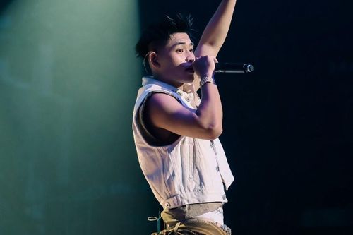 Rapper Tez mặc quần tụt gây tranh cãi