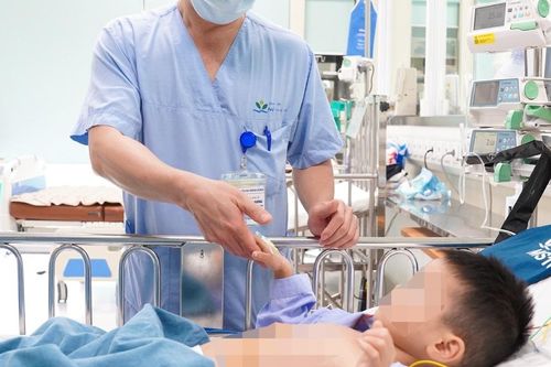 Tình hình mới nhất của bệnh nhi vụ 'nộp đủ tiền mới cấp cứu'