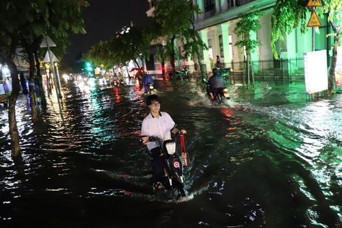 Đường phố TP.HCM mênh mông nước sau trận mưa lớn kèm dông sét mạnh