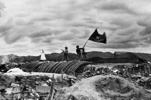 'Chín năm làm một Điện Biên, nên vành hoa đỏ, nên thiên sử vàng'