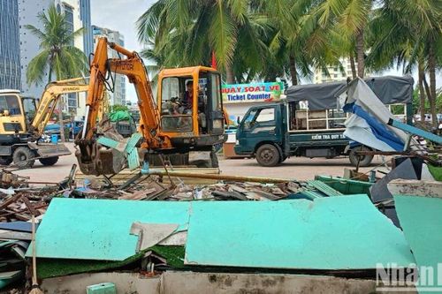 Đà Nẵng cưỡng chế, tháo dỡ nhiều quầy ẩm thực, lưu niệm ven biển