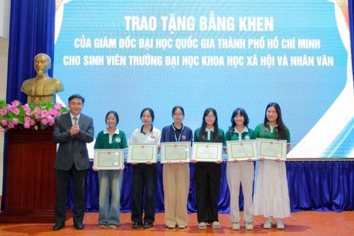 Sáu sinh viên nhường chỗ ngồi cho các cựu chiến binh trong đại lễ 30/4 được tặng bằng khen