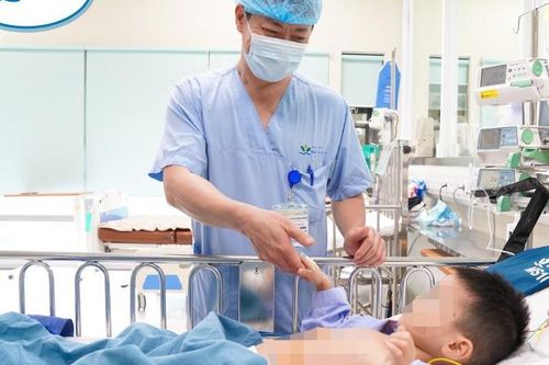 Bé trai Nam Định bị xe ba bánh chèn qua người đang hồi phục tốt