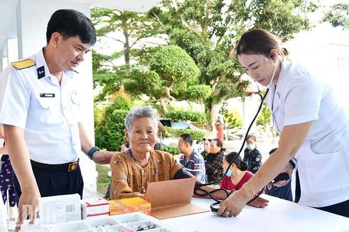 Khám, cấp thuốc miễn phí cho hơn 300 người dân Phú Quốc