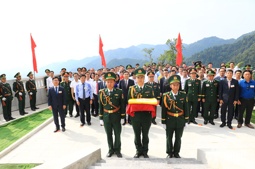 Điện Biên: Thượng cờ và gắn biển công trình cột cờ A Pa Chải