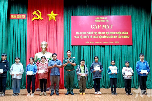 Trung đoàn 726: Trao kinh phí hỗ trợ các em học sinh thuộc dự án 'Cán bộ, chiến sĩ Quân đội nâng bước em tới trường'