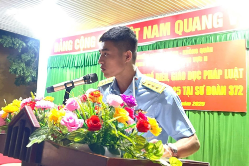 Sư đoàn Không quân 372 phối hợp tuyên truyền pháp luật cho chiến sĩ mới