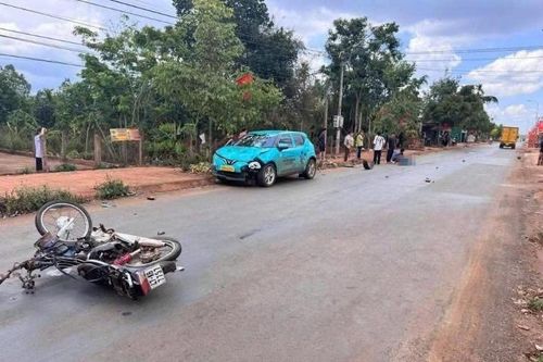 Taxi điện tông người đi xe máy tử vong