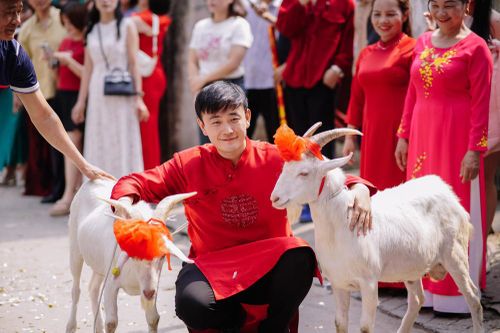 Độc lạ đám cưới chú rể mang dê đi hỏi vợ