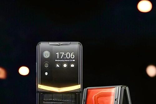 Xuýt xoa điện thoại gập hơn trăm triệu, đại gia thích mê
