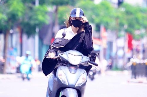 Người dân Hà Nội chật vật với nắng nóng đầu mùa