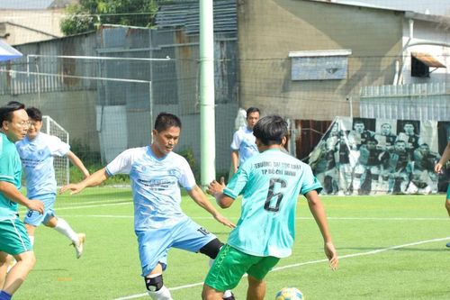 Cựu sinh viên Luật đá bóng gây quỹ cải tạo trường học
