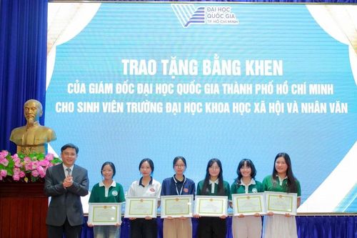Khen thưởng 6 sinh viên có hành động đẹp trong ngày Đại lễ 30/4