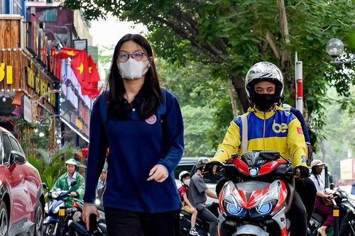 Hà Nội: Xử lý xe máy 'leo' vỉa hè giờ cao điểm