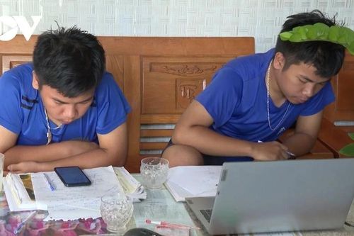 Cặp song sinh xứ Quảng 'thắng đậm' trên các đấu trường Toán học