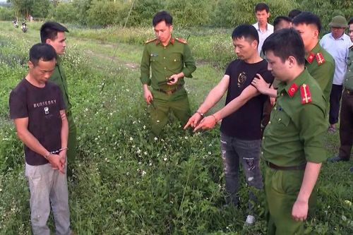 Dựng hiện trường vụ 2 người đàn ông ngoại quốc xâm phạm mộ vua Lê Túc Tông