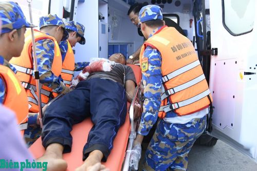 Tai nạn lao động trên biển, thuyền viên được đưa vào bờ chữa trị kịp thời
