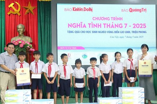 Báo Kinh tế & Đô thị - Báo Quảng Trị trao 150 phần quà cho gia đình cách mạng, học sinh có hoàn cảnh khó khăn