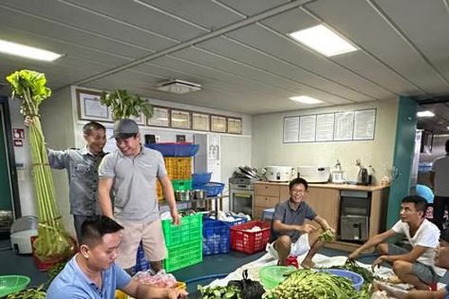 Những 'anh nuôi' giữa biển buộc mình vào bếp