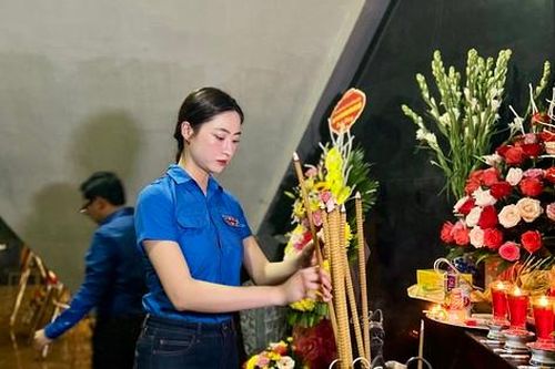 Tuổi trẻ Điện Biên thắp nến tri ân các anh hùng liệt sĩ