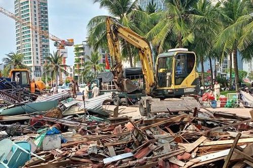 Cưỡng chế loạt quầy bán hàng dọc biển Đà Nẵng