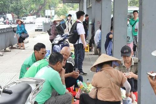 Hà Nội: Cảnh nhếch nhác tại trạm trung chuyển xe buýt Long Biên