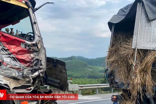 Tai nạn liên hoàn khiến 4 xe ô tô tải hư hỏng