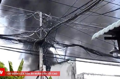 TP.HCM: Cháy lớn ở vựa ve chai trong hẻm